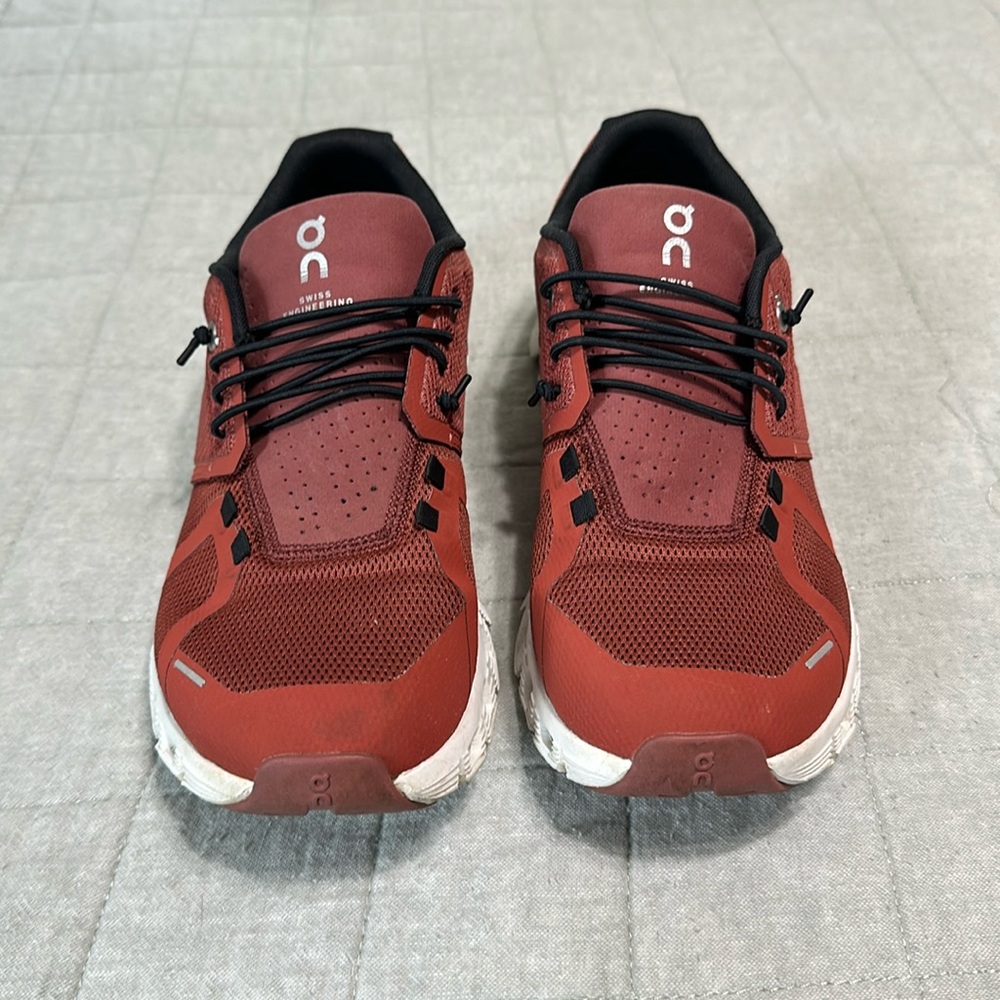 On Cloud women’s tennis shoes! Size 9.5